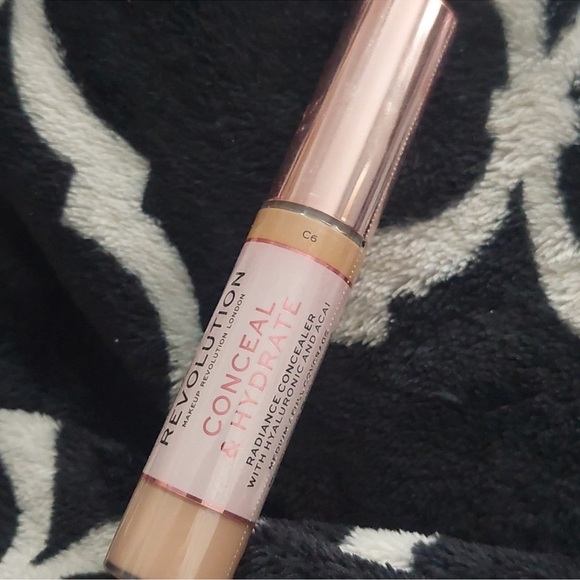 C6 | Makeup Revolution | Conceal & Hydrate Concealer - Picture 1 of 2